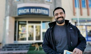 Belediye Meclisi’ni sokakta toplayan sıradışı başkan