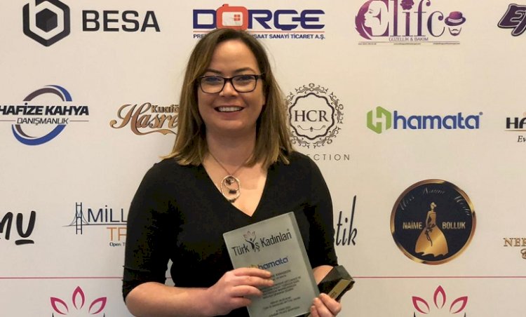 Dr. Hande Karagedik’e Türk İş Kadınları Dergisi’nden Plaket