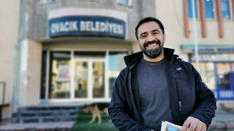 Belediye Meclisi’ni sokakta toplayan sıradışı başkan