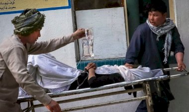 Afganistan'da ortaokul girişinde meydana gelen patlamada en az 30 kişi öldü