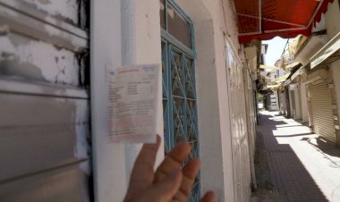 Açılma sonrası esnafı bekleyen sürpriz: Postacılar kepenklere yapıştırdı