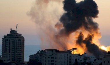 İsrail'in saldırısı sonucu Gazze'de basın kuruluşlarının ofisleri olan bir bina yıkıldı