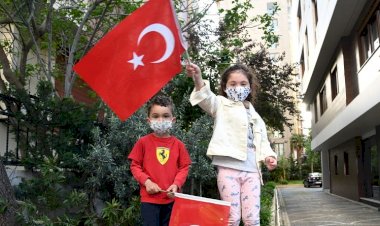KADIKÖY’DE 19.19’DA İSTİKLAL MARŞI COŞKUSU