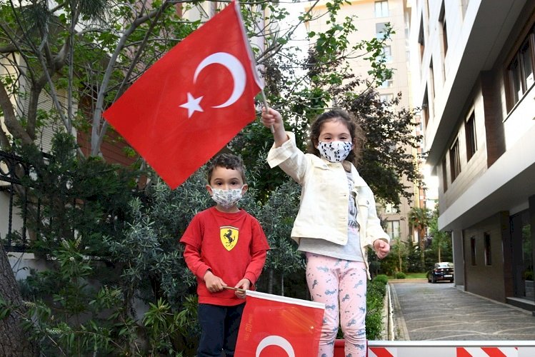 KADIKÖY’DE 19.19’DA İSTİKLAL MARŞI COŞKUSU