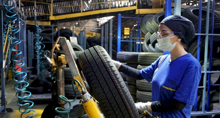 Goodyear’da lastik üretimine kadın eli değdi