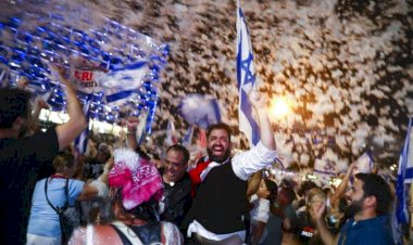 İsrail'de on binler Netanyahu iktidarının bitişini kutladı