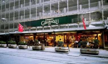 Karaköy Güllüoğlu, yine Karaköy'de, sadece Karaköy'de...