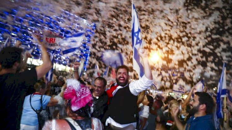 İsrail'de on binler Netanyahu iktidarının bitişini kutladı