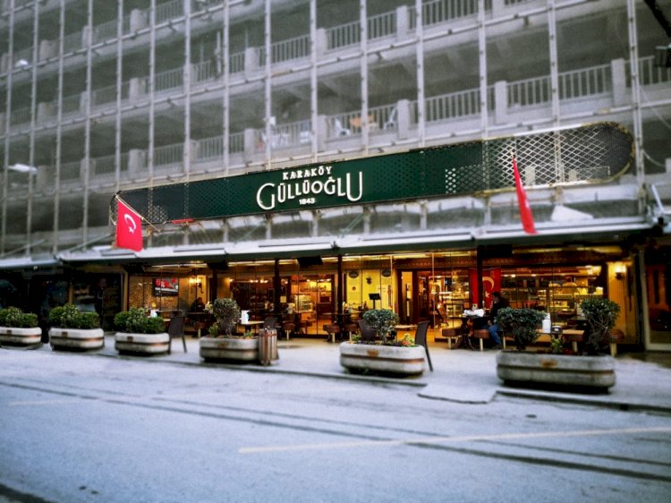 Karaköy Güllüoğlu, yine Karaköy'de, sadece Karaköy'de...