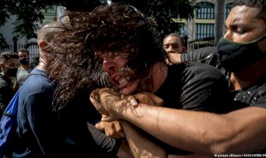 Küba'da kitlesel protesto gösterileri
