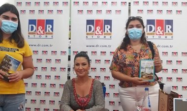 İclal Aydın bayramda İzmirlilerle D&R’da buluştu