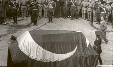 ATATÜRK İÇİN YAS