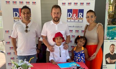 Ömür Akkor yeni kitabını okurları için D&R’da imzaladı