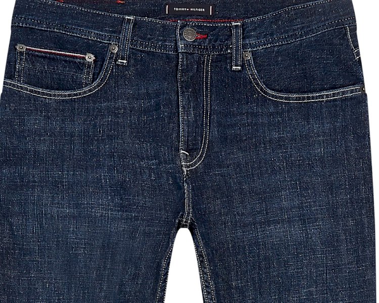 TOMMY HILFIGER CHINO PANTOLONLARLA SERİN BİR YAZ RUHU