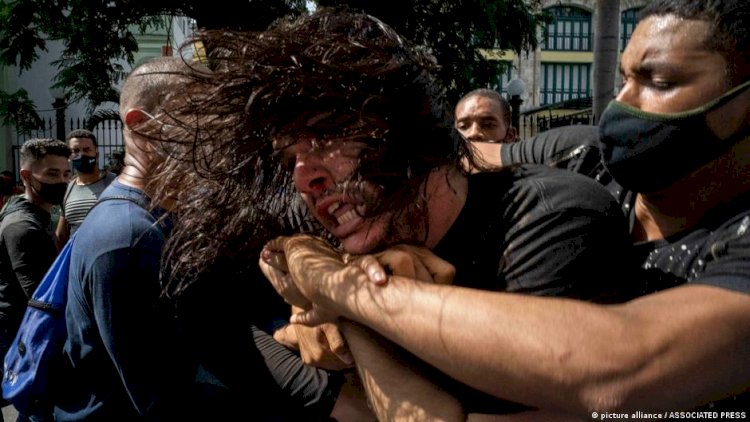 Küba'da kitlesel protesto gösterileri