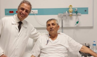 59 Yaşındaki Baba Kızından Aldığı Karaciğer ile Hem Hepatit B ve Sirozu Yendi, Hem De Kanserden Kurtuldu