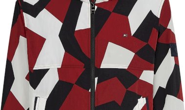 TOMMY HILFIGER BAHARLIK MONTLARLA YAĞMUR VE RÜZGÂRA MEYDAN OKUYAN STİLLER