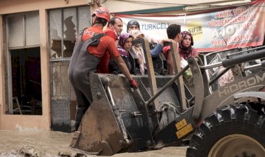 AKUT, geri dönen Karadeniz sel felaketinde 79 insanı kurtardı