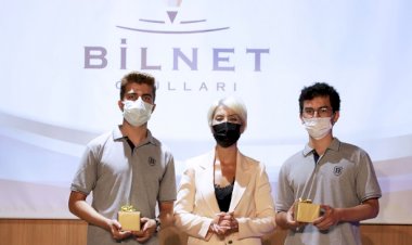 Balıkesir Bilnet Okulları, YKS ve LGS’de dereceye giren öğrencilerini plaketle onurlandırdı