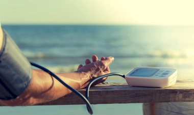 YAZ SICAKLARINDA HİPERTANSİYON HASTALARININ DİKKAT ETMESİ GEREKENLER