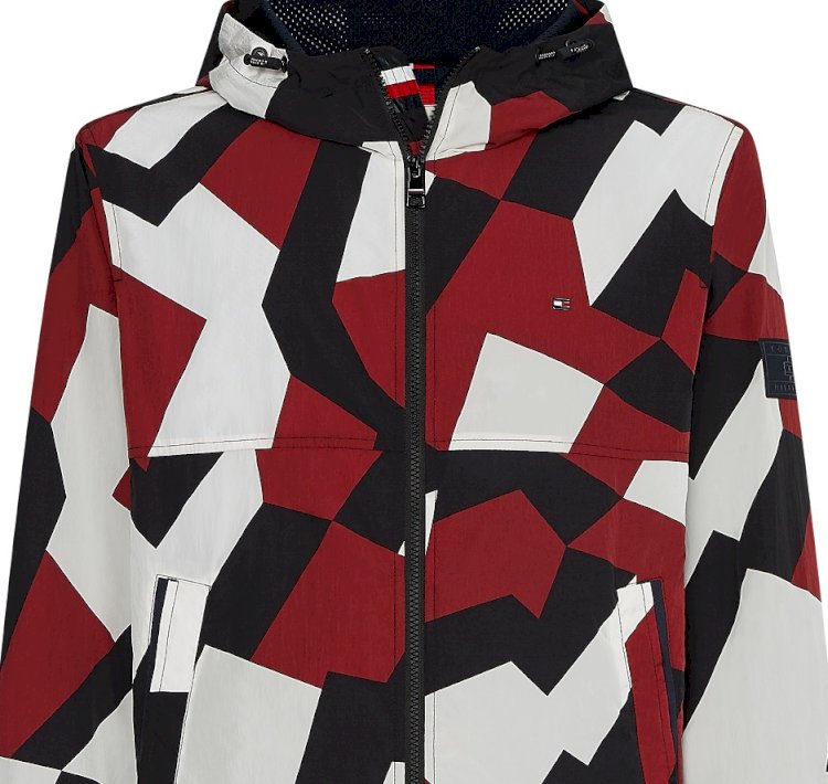 TOMMY HILFIGER BAHARLIK MONTLARLA YAĞMUR VE RÜZGÂRA MEYDAN OKUYAN STİLLER