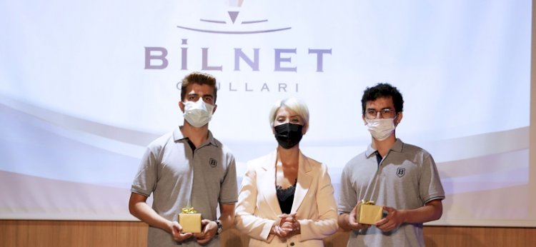 Balıkesir Bilnet Okulları, YKS ve LGS’de dereceye giren öğrencilerini plaketle onurlandırdı