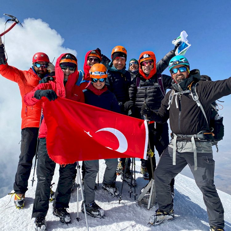 ARÇELİK EKİBİ AĞRI DAĞI’NIN ZİRVESİNE TIRMANIŞ GERÇEKLEŞTİRDİ