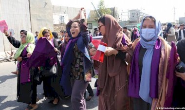 Afganistan'da kadınlar Taliban'ı protesto ediyor