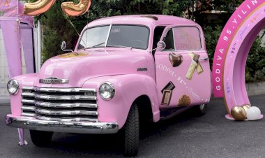 GODIVA, 95’inci YILINI PEMBE KAMYONETİ İLE KUTLUYOR!