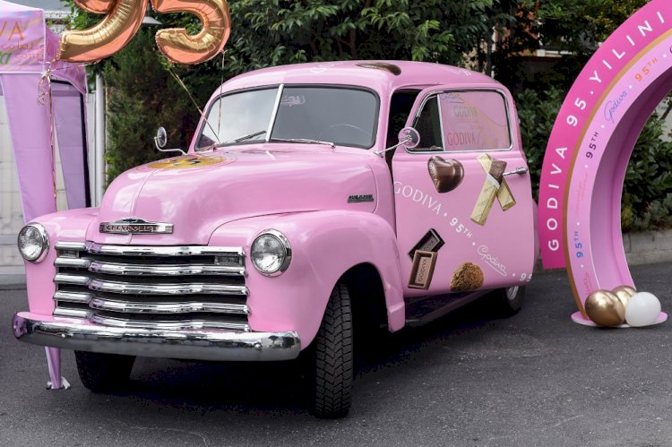 GODIVA, 95’inci YILINI PEMBE KAMYONETİ İLE KUTLUYOR!