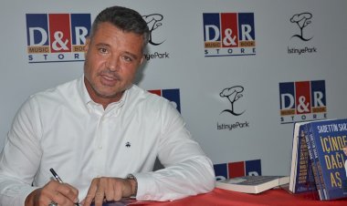 Sadettin Saran ilk kitabını D&R Kitap Fuarı’nda imzaladı
