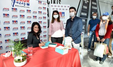 D&R İstinyePark İzmir’in açılış kurdelesini İclal Aydın ve Ege birlikte kesti