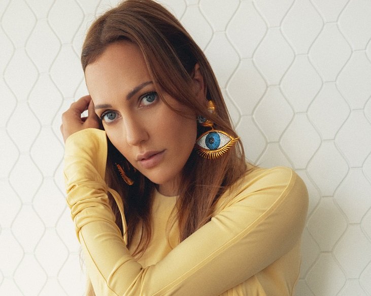 MERYEM UZERLİ “İNSANLARIN YAPTIĞIM İŞİ SEVMESİ BENİ ÇOK MUTLU EDİYOR”