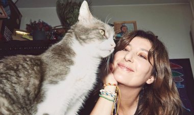 ŞEBNEM BOZOKLU VE KEDİSİ GRİ ABİ’DEN HAYVAN SAHİPLERİNE FARKINDALIK ÇAĞRISI