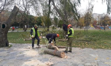 İSTANBUL’DA ŞİDDETLİ FIRTINA ETKİLİ OLUYOR