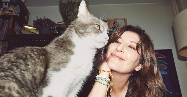 ŞEBNEM BOZOKLU VE KEDİSİ GRİ ABİ’DEN HAYVAN SAHİPLERİNE FARKINDALIK ÇAĞRISI