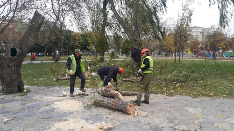 İSTANBUL’DA ŞİDDETLİ FIRTINA ETKİLİ OLUYOR