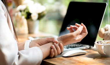 Ofis çalışanları ve cep telefonunu sık kullananlarda el bileği rahatsızlıkları tetikleniyor!
