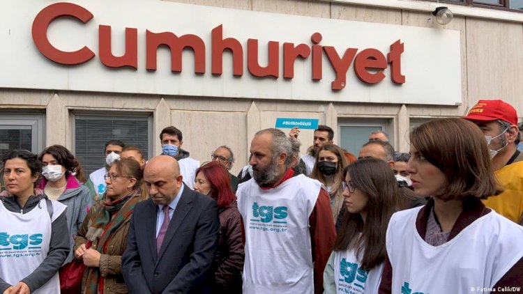 Cumhuriyet çalışanlarından işten çıkartılan meslektaşlarına destek