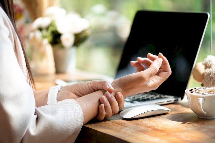 Ofis çalışanları ve cep telefonunu sık kullananlarda el bileği rahatsızlıkları tetikleniyor!