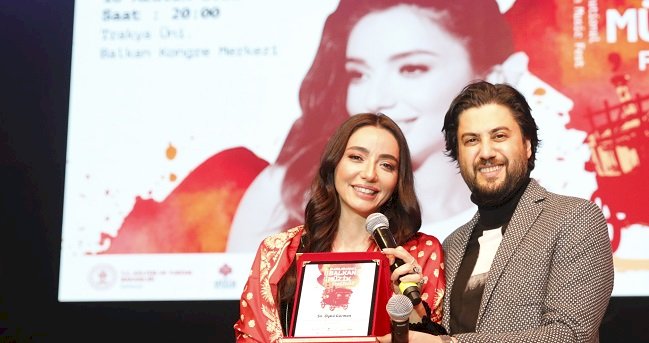 ÖYKÜ GÜRMAN’DAN MUHTEŞEM KONSER!