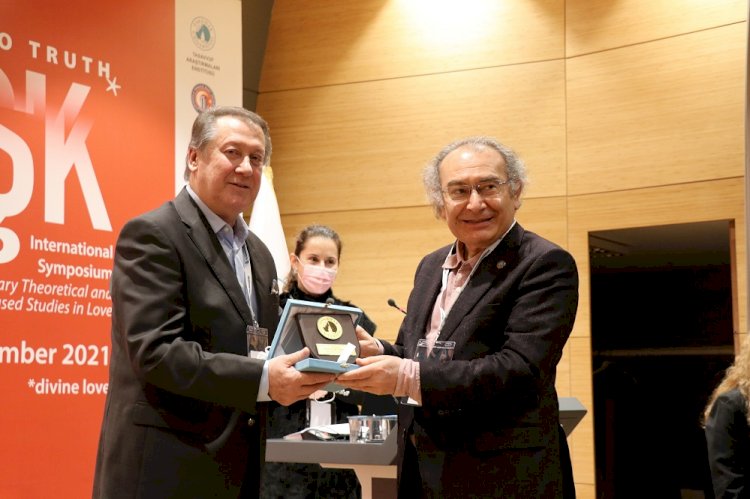 Prof. Dr. Nevzat Tarhan: “Aşk, girdiği kabın şeklini alıyor”