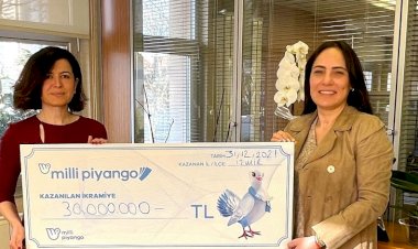 Milli Piyango özel yılbaşı çekilişi’nde 30 milyon TL ikramiye kazanan talihli çekini teslim aldı