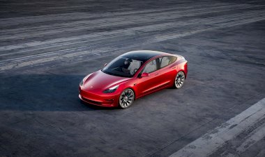 Tesla, otomatik sürüşlü araçlarına "rahat ve iddialı" sürüş modu ekledi