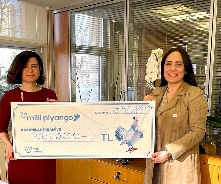 Milli Piyango özel yılbaşı çekilişi’nde 30 milyon TL ikramiye kazanan talihli çekini teslim aldı