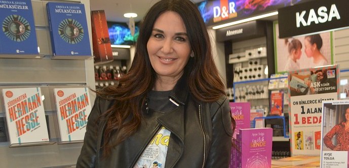 D&R 217. mağazasını başarılı oyuncu Ayşe Tolga’nın katılımı ve müzik dinletisiyle açtı