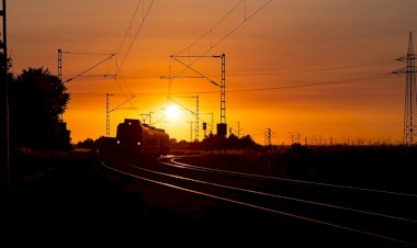Hayalet tren: Yüzlerce Türk’ü taşıyan tren güvenlik için tamamen karartıldı, sürekli rota değişti