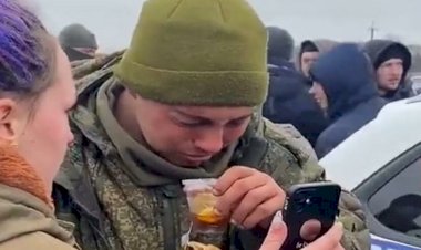 Rus askerinin hali gündem oldu: Kendisine yemek veren Ukrayna vatandaşlarına teslim oldu