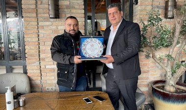 Ülkücü Şehit Oğlu Ali Uğur Akbaş’a Gazeteci Ferhat Aydoğan’dan Ödül