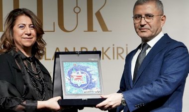 YASEMİN ASLAN BAKİRİ'NİN CAM SERGİSİ BİLLUR, NEVMEKAN SELİMİYE'DE AÇILDI